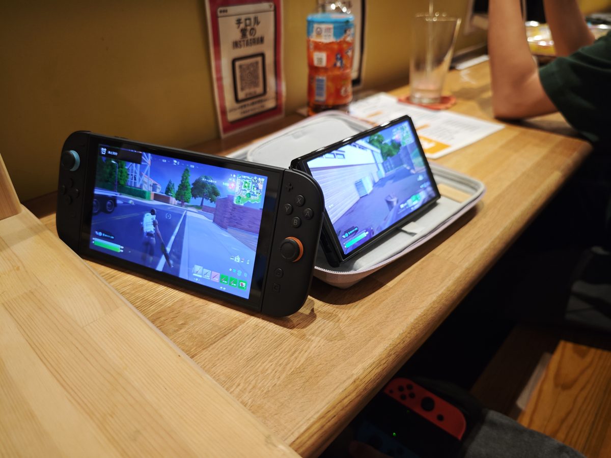 テーブルに並べたNintendo Switchでフォートナイトをプレイしている様子